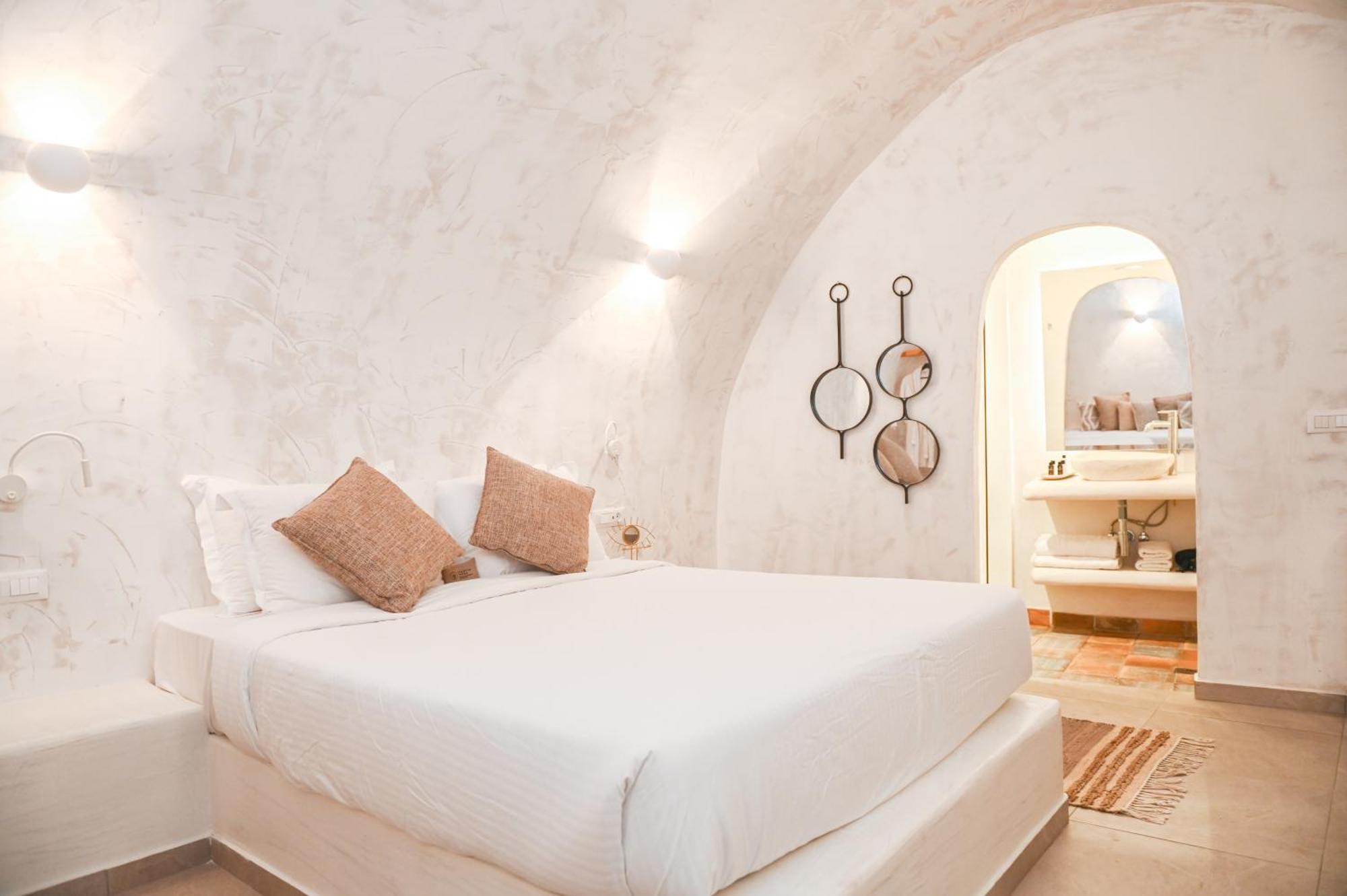White Curves Santorini Bed & Breakfast Akrotiri  Exterior photo